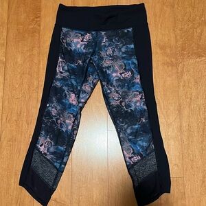 Lululemon blue flower pattern capri leggings size 6